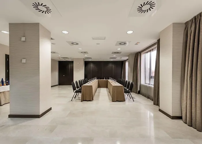 瓦拉多利巴拉格nh酒店 酒店